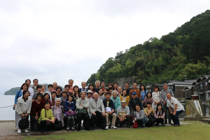 屋外, 空, 草, 人 が含まれている画像

自動的に生成された説明