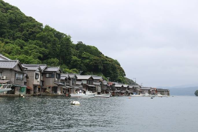 水, 屋外, 空, ボート が含まれている画像

自動的に生成された説明