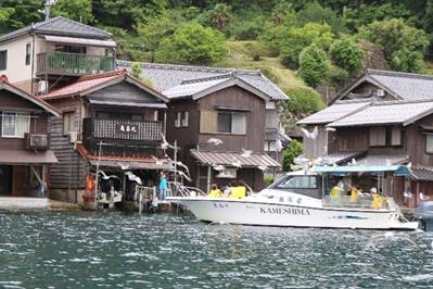 屋外, 水, 建物, ボート が含まれている画像

自動的に生成された説明