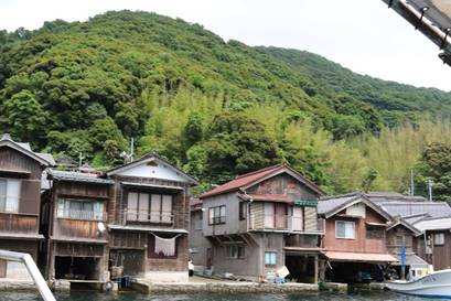 屋外, 家, 建物, ボート が含まれている画像

自動的に生成された説明