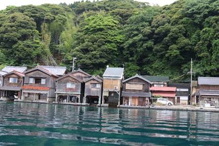 屋外, 木, 水, 建物 が含まれている画像

自動的に生成された説明