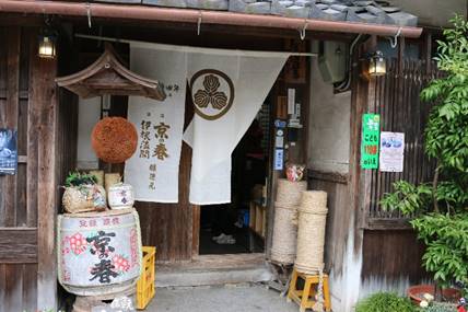 建物, 屋外, テーブル, 地面 が含まれている画像

自動的に生成された説明